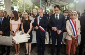 França comemora prisão de judeus na Segunda Guerra Mundial depois que placa de Paris em homenagem aos salvadores foi vandalizada