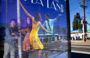 A mão espalmada de Ryan Gosling aparece no novo pôster de ‘La La Land’