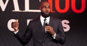 LeBron James presta homenagem à equipe da USC que salvou Bronny há três anos