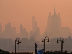 As tempestades eliminarão a fumaça do incêndio florestal no nordeste, mas os ventos prejudiciais permanecem