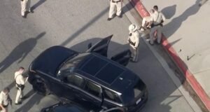 Um suspeito de violência no trânsito foi preso após uma perseguição de carro a 160 km / h em Hollywood