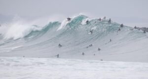 As marés altas do furacão Genevieve estão causando condições perigosas nas praias