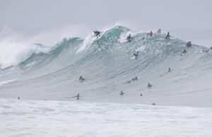 As marés altas do furacão Genevieve estão causando condições perigosas nas praias