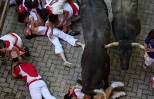 Um corredor é esfaqueado no rosto no festival de corridas de touros de San Fermín, na Espanha