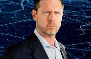Tim Heidecker zombando de Alex Jones no Infowars da Onion