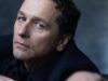 O indicado ao Emmy, Matthew Rhys, desafia os estúdios: ‘Assuma o risco’