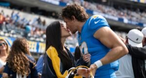Justin Herbert e Madison Beer anunciam seu noivado