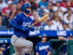 Dalton Rushing lança durante a vitória dos Dodgers sobre os Phillies
