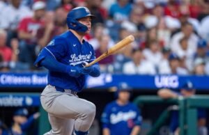Dalton Rushing lança durante a vitória dos Dodgers sobre os Phillies