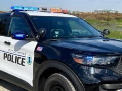 Um homem de Irvine que estava armado com uma faca morreu após atacar a polícia, disseram as autoridades