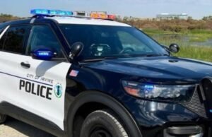 Um homem de Irvine que estava armado com uma faca morreu após atacar a polícia, disseram as autoridades