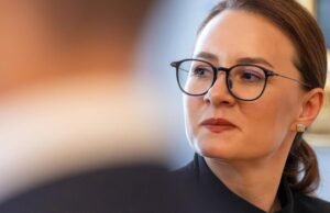 O primeiro-ministro da Ucrânia renunciou depois que Zelensky anunciou uma mudança de governo