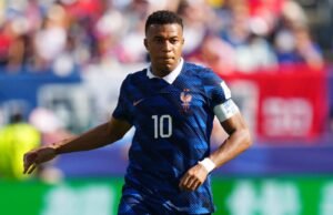 Kylian Mbappé, da França, chama os senadores paraguaios de “racistas”.